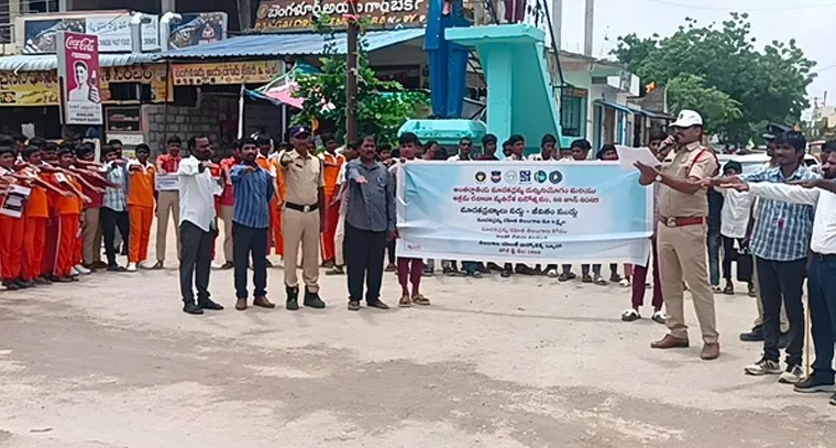 డ్రగ్స్ నిర్మూలనకు నాంపల్లిలో భారీ ర్యాలీ.. యువత రక్షణకు ఎస్సై కృషి

