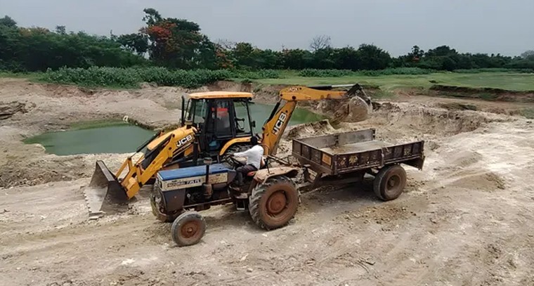 నల్గొండలో యల్మరాజు చెరువు నుంచి అక్రమ మట్టి తరలింపు.. అధికారుల నిర్లక్ష్యంపై ఆరోపణలు


