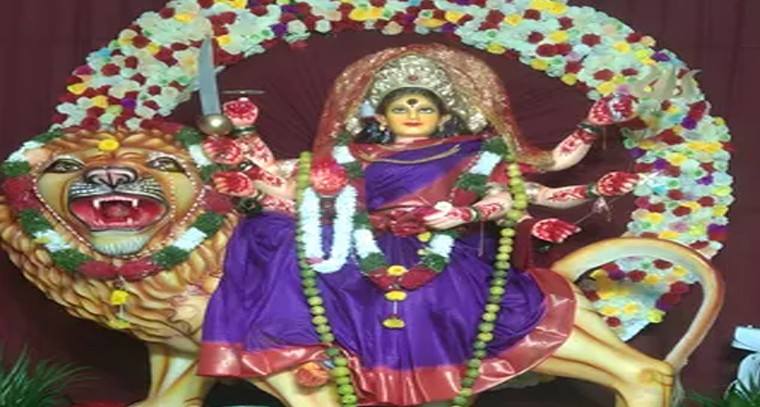 నాంపల్లిలో శరన్నవరాత్రులు.. గాయత్రీ దేవి అలంకరణలో అమ్మవారి దివ్య దర్శనం

