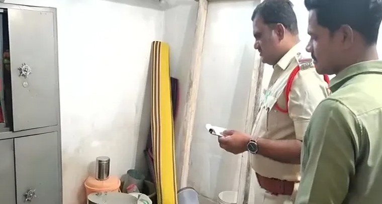 బాన్సువాడలో 12 తులాల బంగారం, 20 తులాల వెండి మాయం

