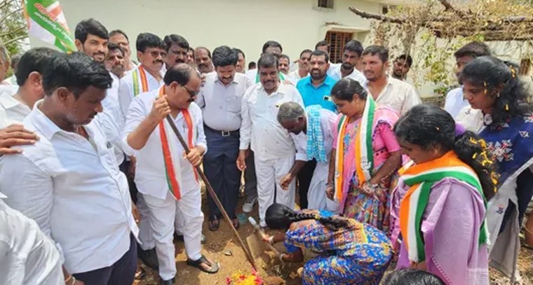 రాష్ట్ర ప్రభుత్వ సలహాదారులను సన్మానించిన కాంగ్రెస్ నేతలు

