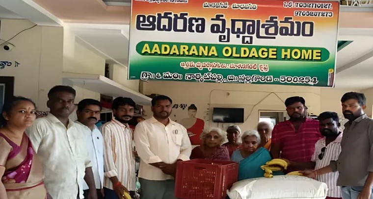 వృద్ధాశ్రమంలో పండ్లు, బియ్యం పంపిణీ చేసిన బాలిక సాదిక

