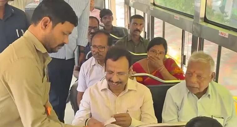 సామాన్యుడిలా ప్రయాణించిన ఆర్టీసీ ఎండీ వీసీ సజ్జనార్.. చివరి రోజున గొప్ప సందేశం

