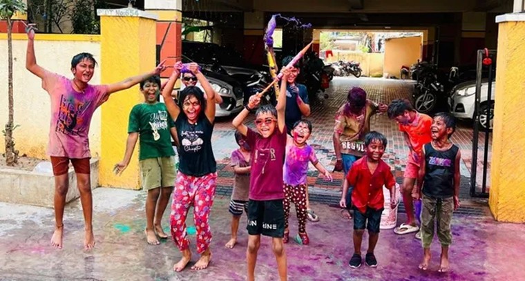 వ్యాగ్దేవి రెసిడెన్సీలో మిన్నంటిన హోళీ సంబరాలు.. రంగుల కేళిలో మునిగితేలిన చిన్నారులు

