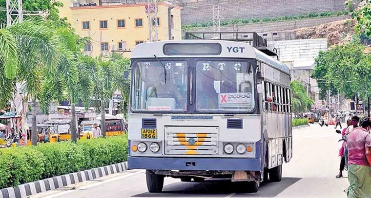 ఆర్టీసీ ఉద్యోగుల గర్జన.. రేపే 'చలో సెక్రటేరియట్'.. ప్రభుత్వం దిగిరాకపోతే విధుల బహిష్కరణ

