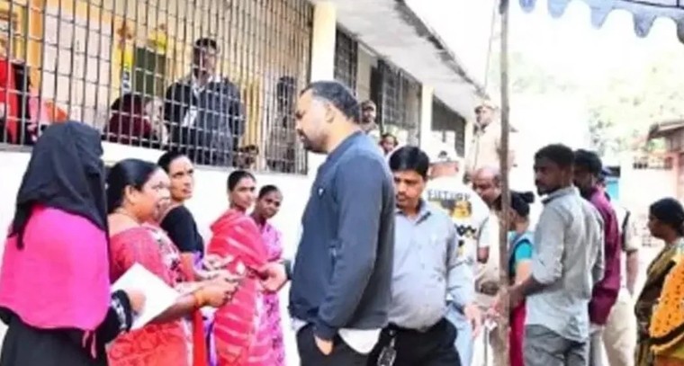 బాన్సువాడలో రోడ్ల రణగొడ దౌర్జన్యం

