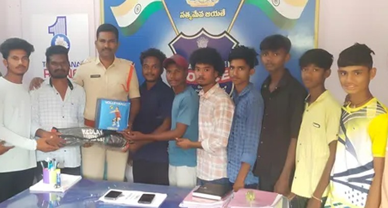 యువతకు ఆదర్శంగా నిలిచిన ఎస్ఐ గంగారాం.. వాలీబాల్ కిట్ అందజేత

