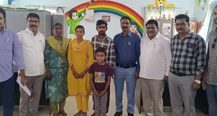 ఆదిలాబాద్‌లో తప్పిపోయిన బాలుడు తల్లిదండ్రులకు చేరిన సంతోషకర క్షణం

