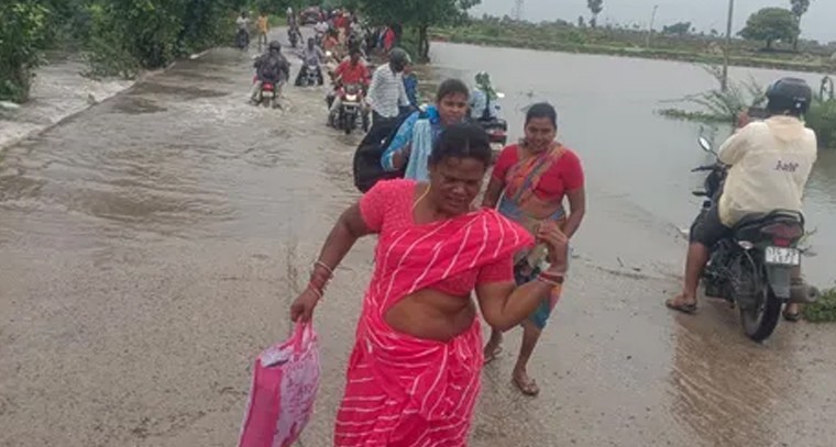 వరదల వల్ల రాకపోకల స్తంభన.. రామన్నపేట లావుడితండల మధ్య సమస్యలు


