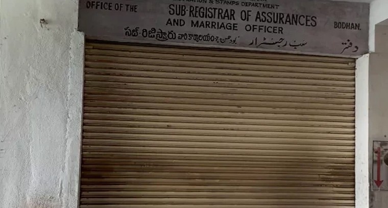 నిజామాబాద్‌లో అద్దె చెల్లింపుల వాస్తవమేలిన సంఘటన.. సబ్ రిజిస్ట్రార్ కార్యాలయానికి తాళం

