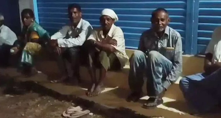 రాజన్న సిరిసిల్లలో యూరియా కోసం రైతుల అర్థరాత్రి వేచి ఉండకం

