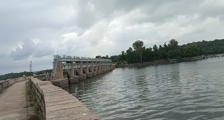 నిజాంసాగర్ ప్రాజెక్టులోకి భారీ వరదలు.. గేట్లు తెరిచి మంజీరా నదిలోకి నీటి విడుదల

