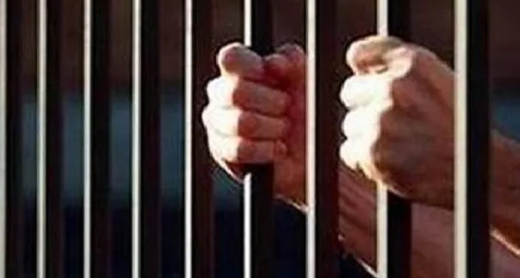 మంత్రి గడ్డం వివేక్ కాన్వాయ్‌పై రాళ్ల దాడి కేసు.. మాజీ ఎమ్మెల్యే నివాసంలో నిందితుడి అరెస్ట్

