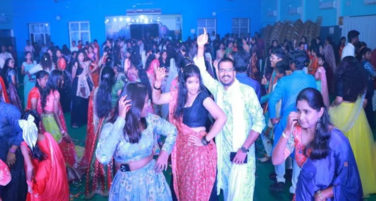 నల్గొండలో దాండియా సందడి.. కందిసేన కమిటీ ఆధ్వర్యంలో నవరాత్రి మహోత్సవం

