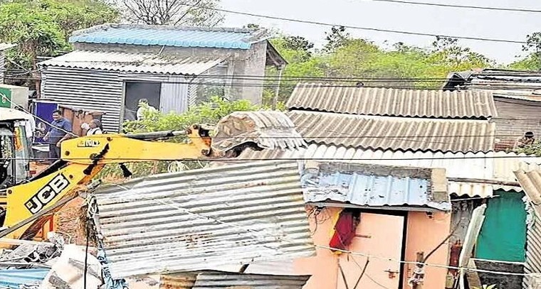 భూదాన్ భూములపై 'స్టే' సెగ.. వెలుగుమట్లలో కూలుతున్న సామాన్యుడి కలలు

