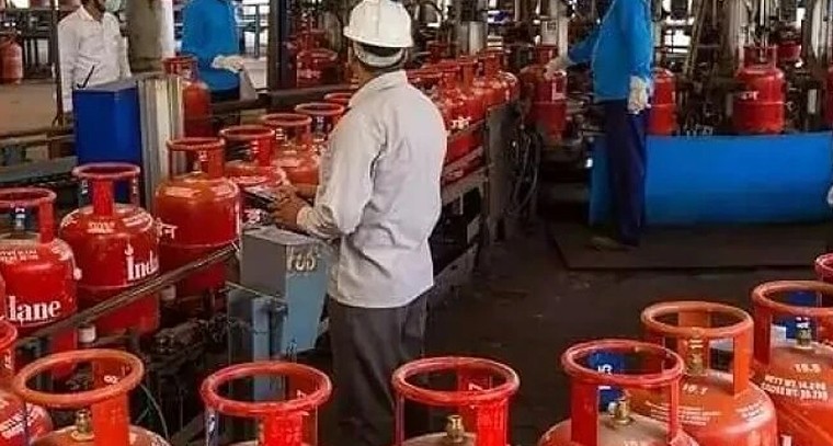 వంటగ్యాస్ వినియోగదారులకు శుభవార్త.. సమస్యల పరిష్కారం కోసం '1967' హెల్ప్‌లైన్

