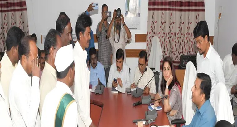 ప్రజావాణిలో అర్జీల స్వీకరణ.. ఆదిలాబాద్ కలెక్టర్ చురుకైన చర్యలు

