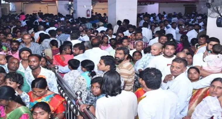 యాదగిరిగుట్ట శ్రీ లక్ష్మీ నరసింహ స్వామి ఆలయంలో భక్తుల తాకిడి.. దర్శనానికి గంటల క్యూ

