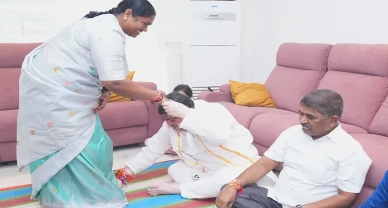 దేశవ్యాప్తంగా ఘనంగా రక్షాబంధన్ వేడుకలు.. సోదర సోదరీమణుల అనుబంధానికి ఆధ్యాత్మిక సమర్పణ

