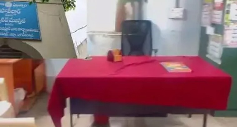 తహశీల్దార్ కార్యాలయం ఖాళీ కుర్చీలతోనే! సమయపాలనపై ప్రజల ఆగ్రహం

