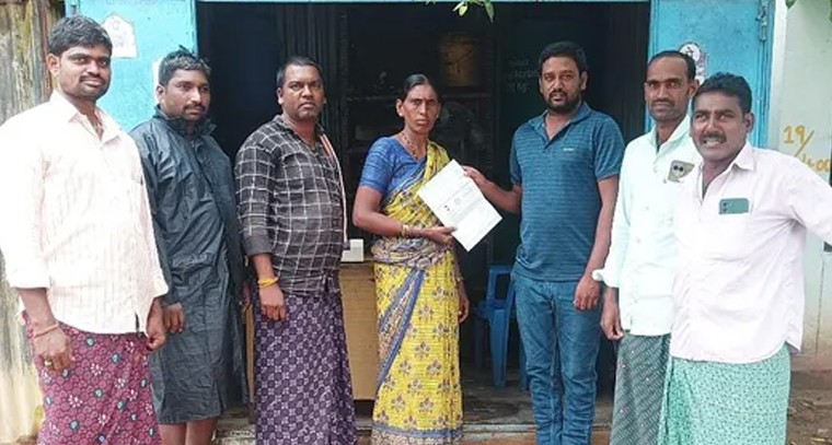 సీఎంఆర్ఎఫ్ చెక్కు అందజేత మంత్రి జూపల్లి సహకారంతో కళ్యాణికి ఆర్థిక సాయం

