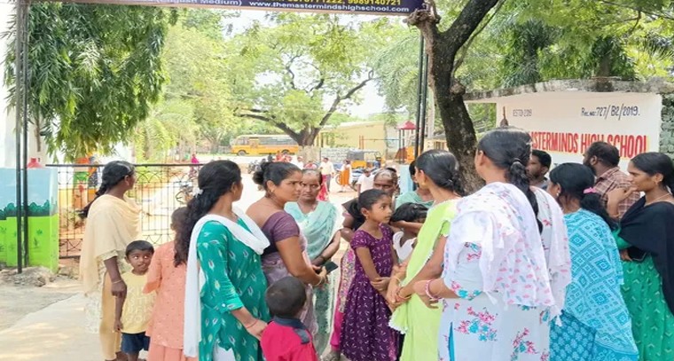 విద్యార్థుల భవితవ్యంపై కమ్ముకున్న చీకట్లు.. బస్సు ప్రమాదంతో స్కూల్ సీజ్, 300 మందికి చదువు ఆగిపోయింది

