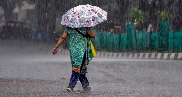 తెలంగాణలో భారీ వర్షాల హెచ్చరిక.. నాలుగు రోజులు అప్రమత్తంగా ఉండాలని ఐఎండీ సూచన

