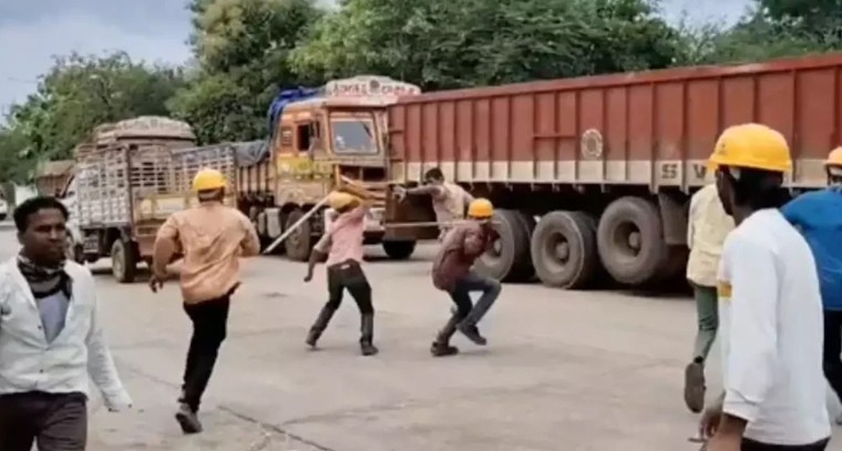 డెక్కన్ సిమెంట్ ఫ్యాక్టరీలో ఉద్రిక్తత.. కార్మికుడి మృతికి న్యాయం కోరుతూ బీహార్ కూలీల ఆందోళన

