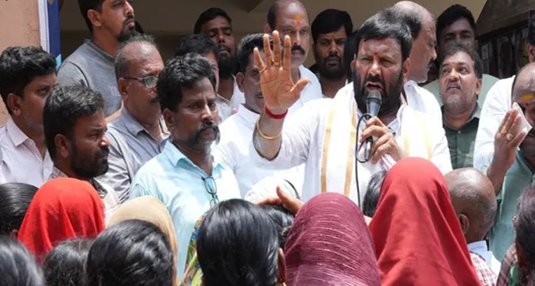మాజీ ఎమ్మెల్యే కూన శ్రీశైలం గౌడ్ బహదూర్‌పల్లి డబుల్ బెడ్‌రూమ్ ఇండ్లను సందర్శించారు

