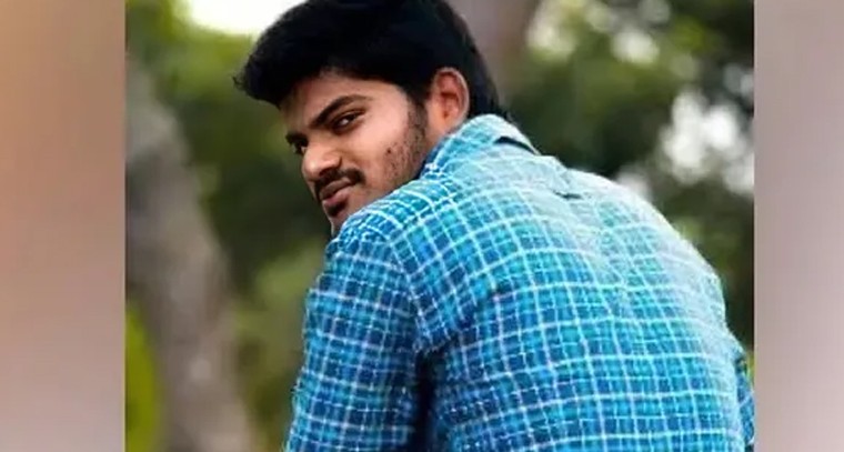 ఉద్యోగం రాక మనస్తాపం... యువకుడు రైలు కిందపడి ఆత్మహత్య

