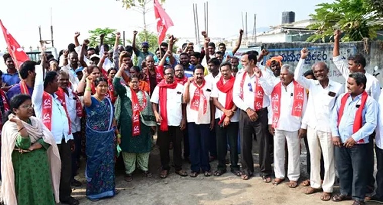 నల్లగొండలో యూరియా సెగ.. పిఏసిఎస్ వద్ద రైతుల ధర్నా, ప్రభుత్వాల తీరుపై సీపీఎం ఆగ్రహం

