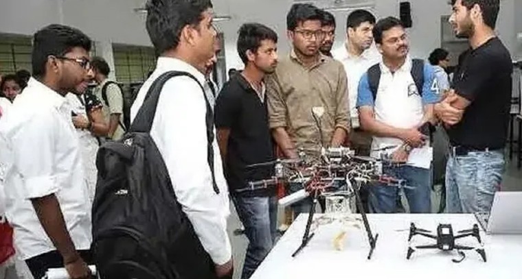 తెలంగాణ ఇంజినీరింగ్ విద్యార్థులకు ఫీజుల షాక్.. రాబోయే మూడేళ్లకు కొత్త రుసుములు ఖరారు

