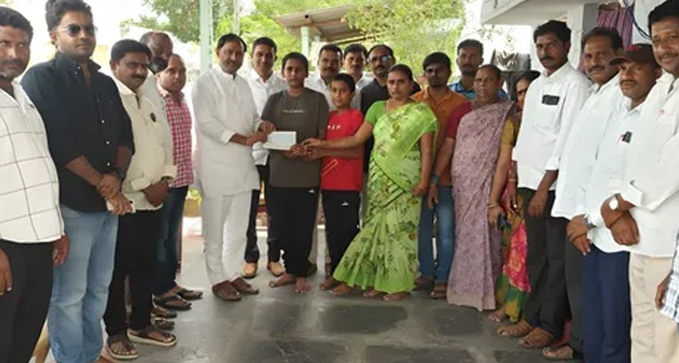 నిడమనూరు డ్రైవర్ కుటుంబానికి ఎమ్మెల్సీ ఆర్థిక సాయం

