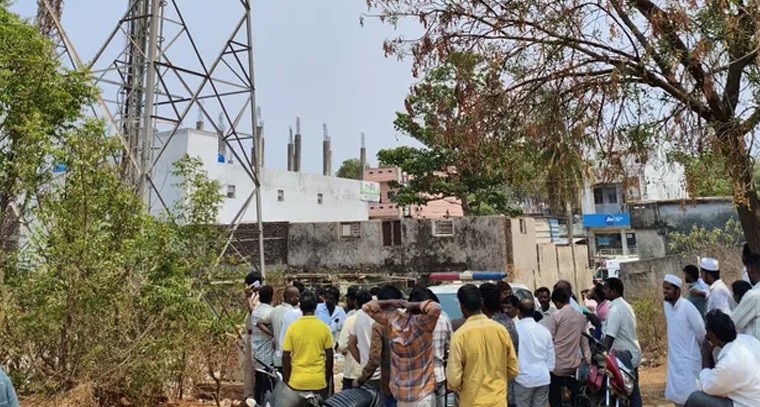 న్యాయం కోసం మొబైల్ టవర్ ఎక్కిన బాధితుడు.. మోమిన్‌పేట్ పోలీసుల తీరుపై నిరసన జ్వాలలు

