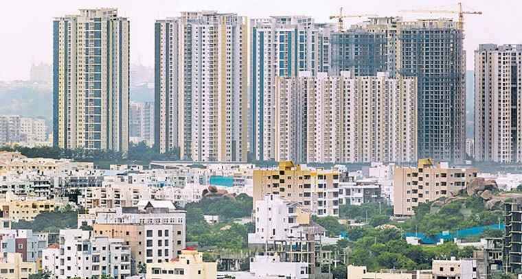 అక్రమ నిర్మాణాల ఊడలేస్తున్న గేటెడ్ కమ్యూనిటీ.. అధికారులు అప్రమత్తం

