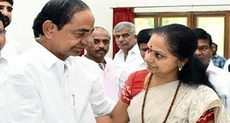 మాజీ సీఎం కేసీఆర్ ఆస్పత్రిలో.. కుటుంబ సభ్యుల పరామర్శ

