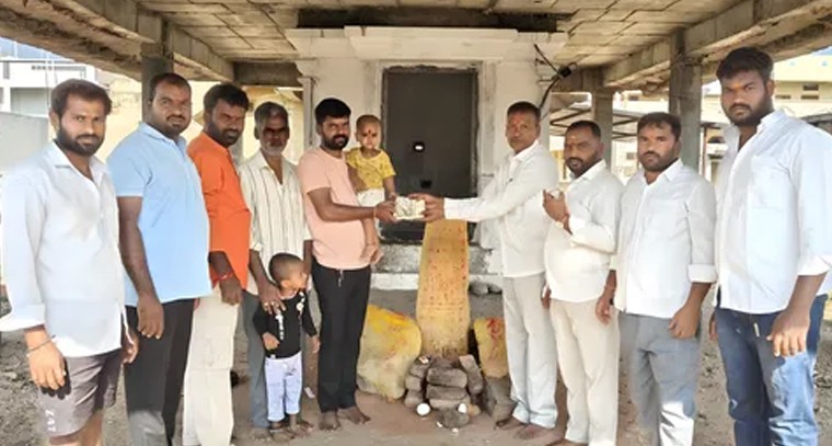 దేవాలయ అభివృద్ధికి విరాళం అందజేసిన బీఆర్ఎస్ యువ నాయకుడు

