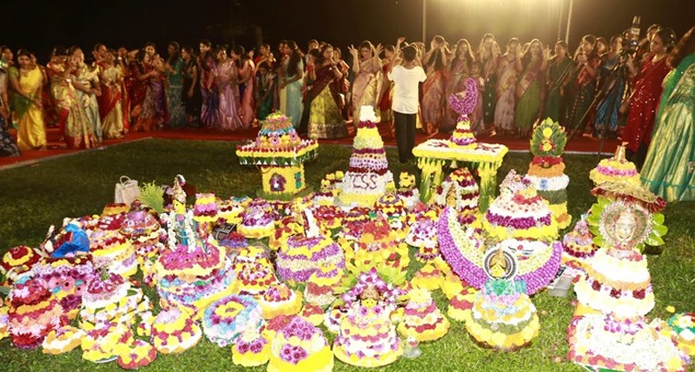 శింగపూర్‌లో తెలంగాణ సాంస్కృతిక మహోత్సవం.. బతుకమ్మ జాతర శోభాయమానంగా

