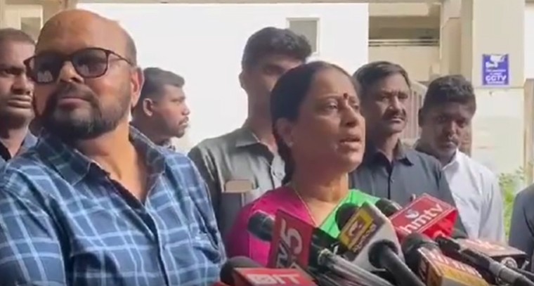 కూతురి రాజకీయ భవిష్యత్తుపై కొండా సురేఖ కీలక వ్యాఖ్యలు

