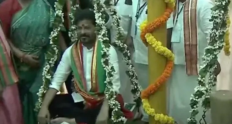 శిరోమణిగా మేడారం అమ్మవార్లకు సీఎం రేవంత్ రెడ్డి మొక్కులు

