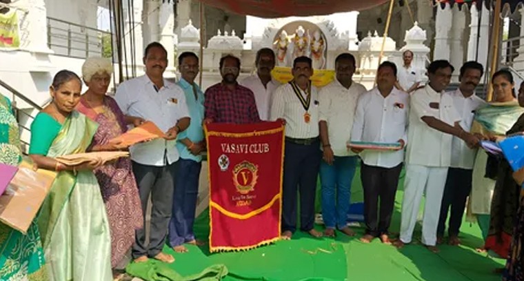 కోదాడలో వాసవి మాత జయంతి సందర్భంగా చీరల పంపిణీ

