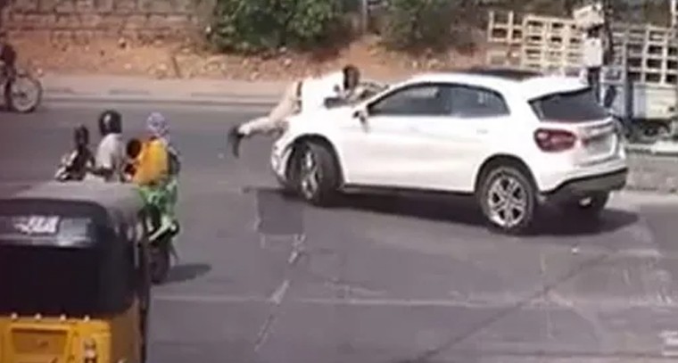 గచ్చిబౌలిలో డ్రంక్ అండ్ డ్రైవ్ కలకలం.. కానిస్టేబుల్‌ను కారుతో ఢీకొట్టిన మందుబాబు

