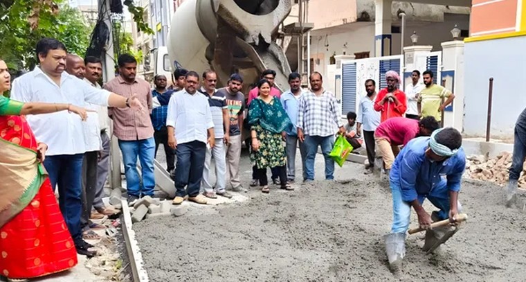 ఉప్పల్‌లో రోడ్డుల నిర్మాణానికి నాణ్యతే లక్ష్యం.. కార్పొరేటర్ శాంతి

