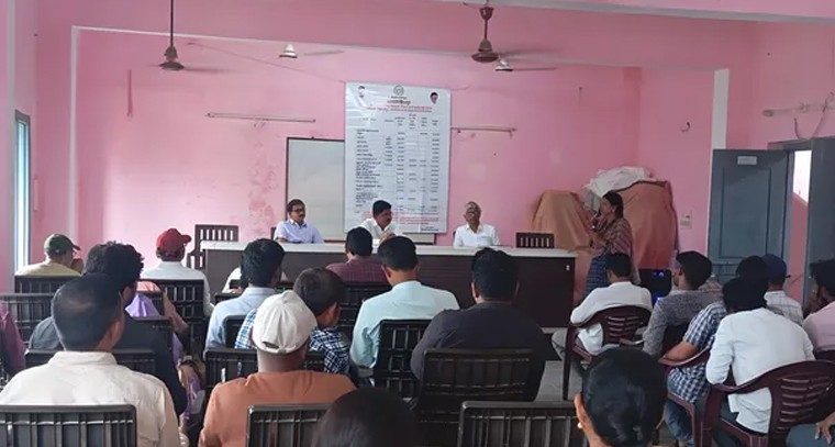 ఇందిరమ్మ ఇళ్ల నిర్మాణంపై పంచాయతీ కార్యదర్శుల పర్యవేక్షణ అవసరం.. హౌసింగ్ డీఈ బన్సీలాల్

