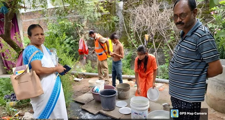 జగిత్యాలలో దోమల నివారణకు ఆయిల్ బాల్స్ వినియోగం

