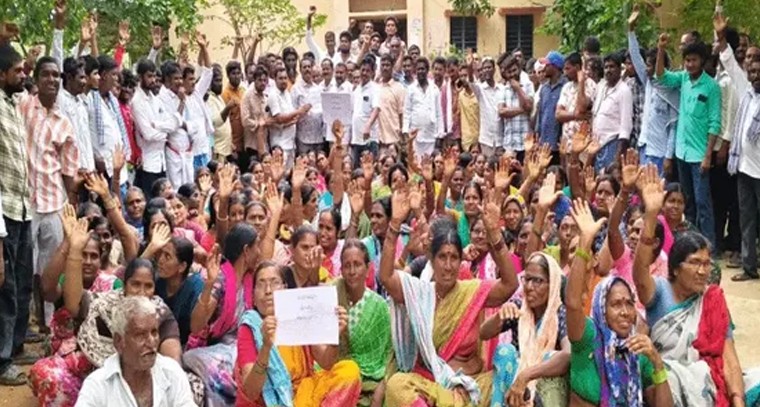 ఉద్యోగాల కోసం వీర్లపాలెం గ్రామస్తుల ఆందోళన.. పోలీసులతో ఘర్షణ

