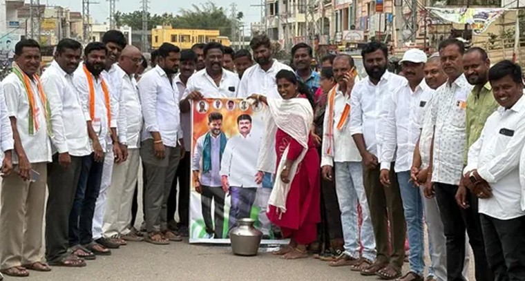 బీసీలకు 42% రిజర్వేషన్ పై సంబరాలు.. చొప్పదండిలో ఆనందోత్సవం

