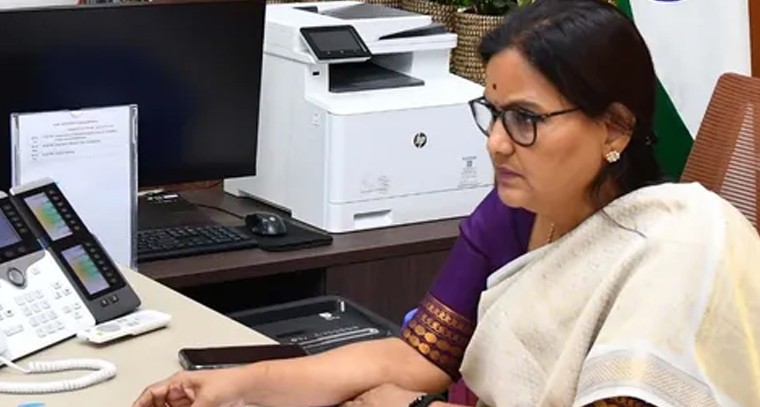 షిరిడీ పర్యటనలో తెలంగాణ సీఎస్ శాంతికుమారి

