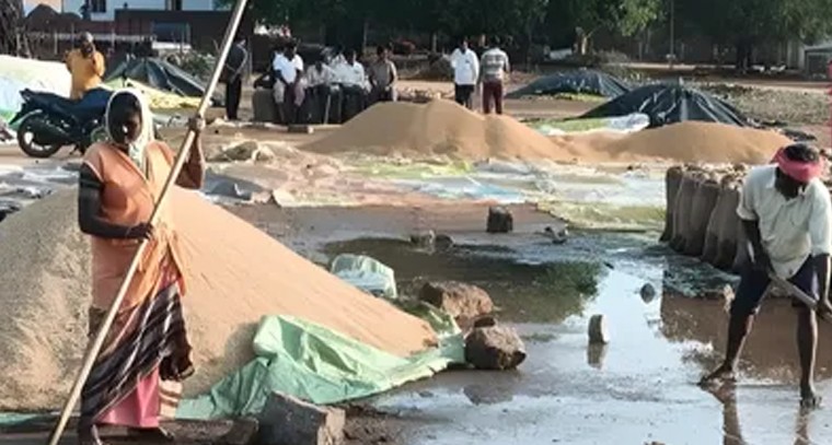 అకాల వర్షానికి తడిచిన వరి ధాన్యం.. రైతులు ఆందోళన

