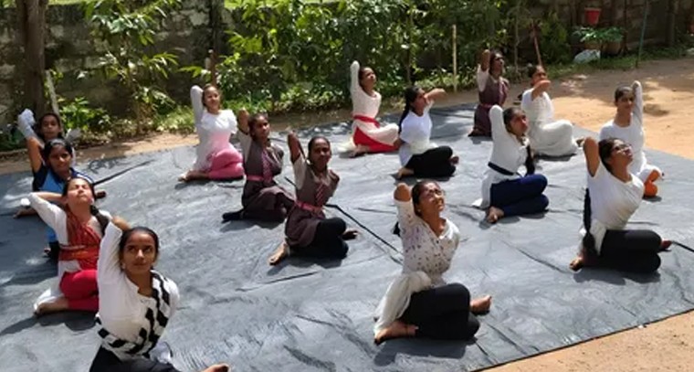 వాసవి హైస్కూల్‌లో ప్రపంచ యోగా దినోత్సవం ఘన జయంతి

